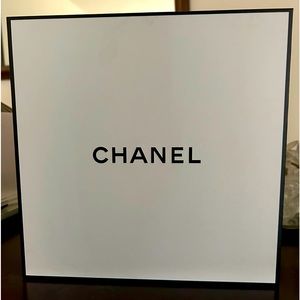 𝅺CHANEL - New White and Black 2 Piece Square Keepsake Or Gift Box 9x9.
